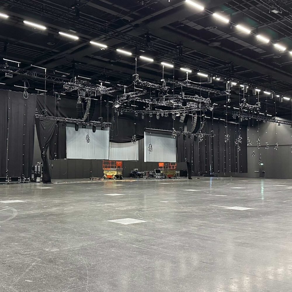 young-stage-web-2.jpg__1500x1000.0_q85_HIGH_RESOLUTION_crop-smart_subsampling-2_upscale@2x