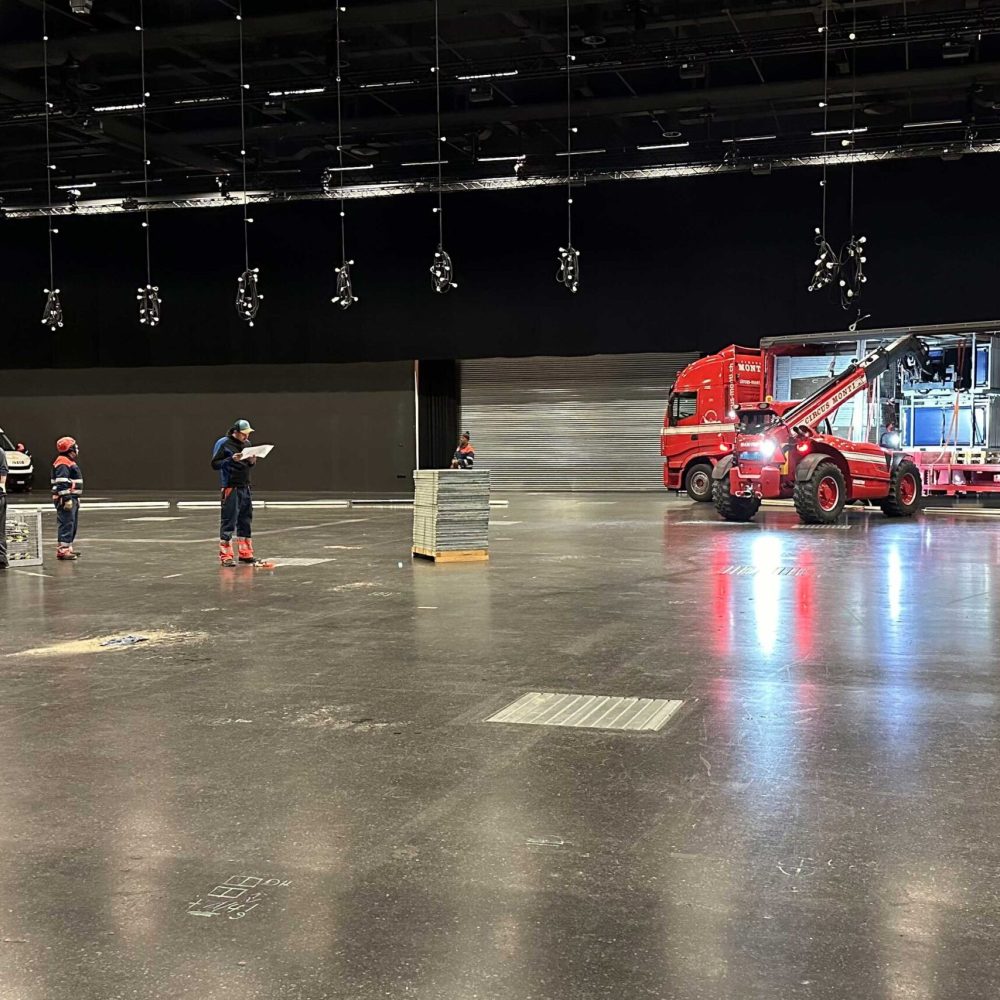 young-stage-web-3.jpg__1500x1000.0_q85_HIGH_RESOLUTION_crop-smart_subsampling-2_upscale@2x